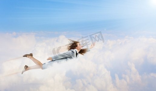 会飞的女商人。一位意志坚定的年轻女商人，在天空中飞翔