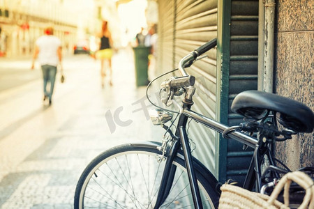 自行车停在欧洲街道近距离，葡萄牙。欧洲街头自行车