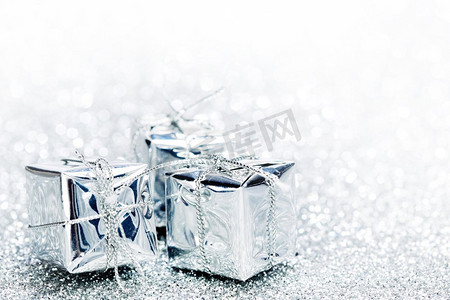 装饰银盒与节日礼物在闪亮的闪光背景