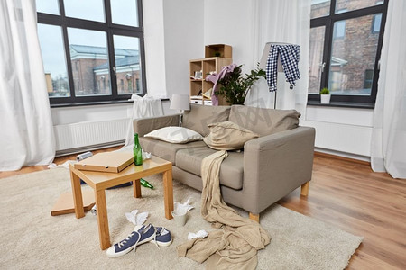 混乱,无序和内部概念 — 杂乱无章的家庭客厅景观,东西散落.