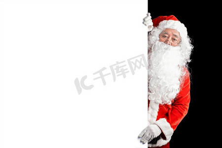 快乐圣诞老人拿着空白的广告横幅背景和文案空间