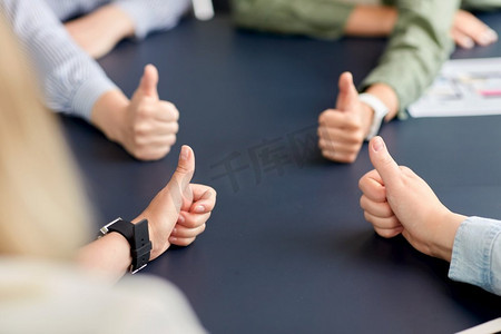 成功，商业和团队合作的理念—近距离举起大拇指的手。商业团队的特写镜头显示竖起大拇指