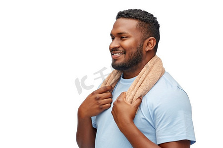 修饰和人概念—微笑的非洲裔美国人年轻人有浴巾在白色背景微笑的非洲人浴巾