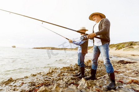 渔夫的照片。渔民用钓竿捕鱼的图片