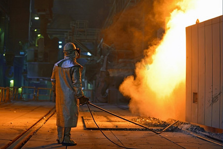 钢铁厂内的工业钢铁工人