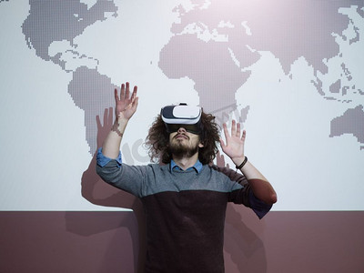 年轻商人获得经验使用VR头戴式眼镜虚拟现实在深夜启动办公楼