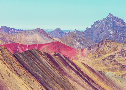 秘鲁库斯科地区的维尼昆卡徒步旅行场景。蒙塔纳·德·锡特·彩色，彩虹山。