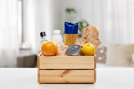 吃，杂货店和递送概念—在木盒子的食物在家庭背景的桌子上在家里的桌子上的木箱里的食物