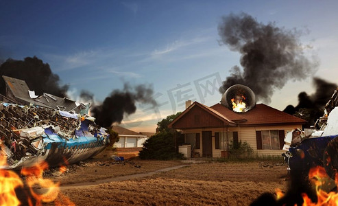 房子附近的飞机残骸，S在那里燃烧。飞机失事后的房屋