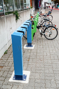 生态停车摄影照片_交通与可持续发展理念--城市电动滑板车停放站及充电站。电动滑板车停放站和充电站