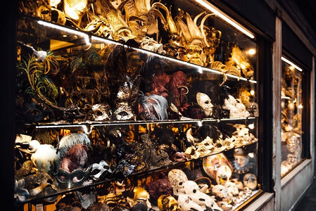 带有面具和皇冠的威尼斯商店橱窗