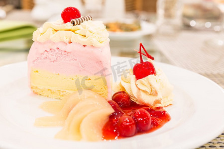 草莓冰激凌水果蛋糕