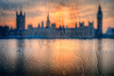 伦敦躲雨摄影照片_ 窗口，条纹，雨滴，视图