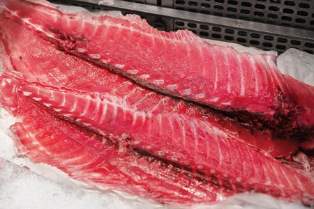 出售和食物概念-新鲜金枪鱼或海鲜在makret摊位加冰。Makret摊位上冰镇的新鲜金枪鱼或海鲜