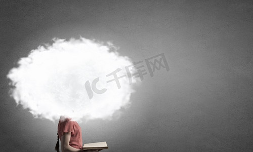 创意天气摄影照片_云头女看书。面目全非的女商人，头上带着云