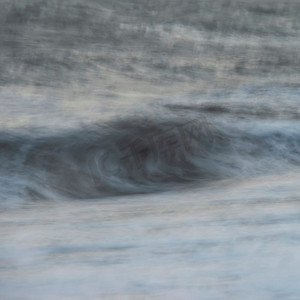 撞到摄影照片_美丽的抽象长曝光风景图像波浪撞击到groynes在海滩在日落期间