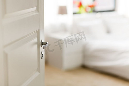隐私概念—在家里卧室打开门。在家里的卧室打开门