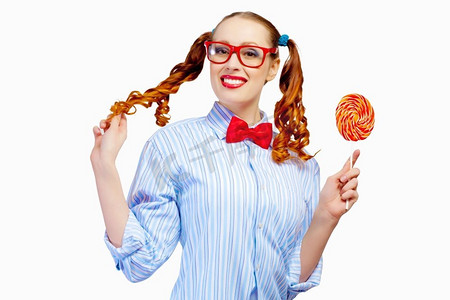 拿着糖果的年轻女子。戴着红色眼镜的年轻滑稽女子手持糖果的形象