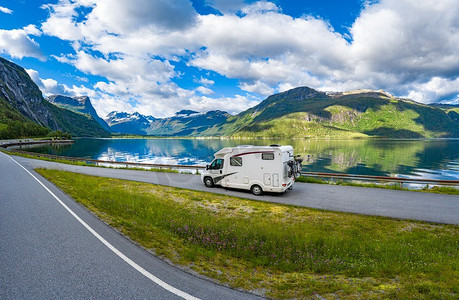 家庭摄影照片_家庭度假旅行房车，房车度假，房车度假。美丽的自然挪威自然景观。