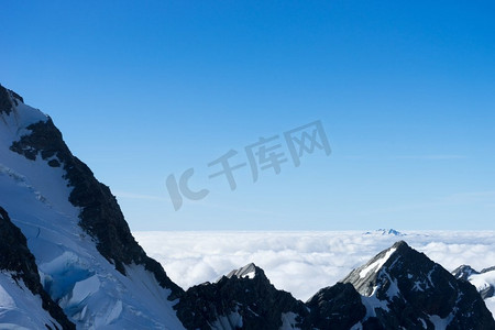 雪山。白雪皑皑，蓝天晴朗的山景