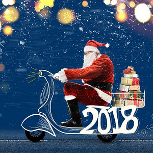 滑板车上的圣诞老人。雪蓝色背景下骑着滑板车送圣诞或新年礼物的圣诞老人