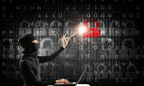 互联网安全观。身穿深色衣服的黑客女子在数字背景下使用笔记本电脑