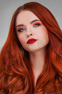 美容化妆摄影照片_一个美丽的拍摄一个年轻女子与红头发和美容化妆。红发女子