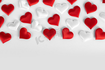 心文案摄影照片_情人节-S日白色背景上许多红白相间的丝心，边框与文案空间，爱情概念。情人节心框