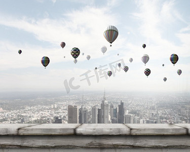 浮空器摄影照片_天空中的浮空器。彩色气球在天空中高高飞的概念图
