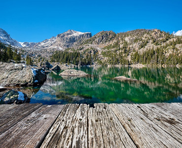 海雅哈湖有岩石和山脉在秋天周围的雪。美国科罗拉多州落基山国家公园。 
