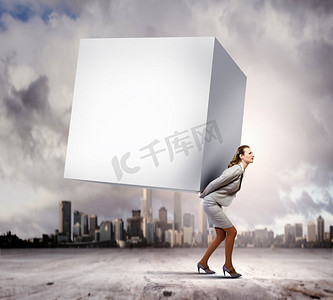 女商人背着立方体。女商人背着大白方块的形象。文本的位置