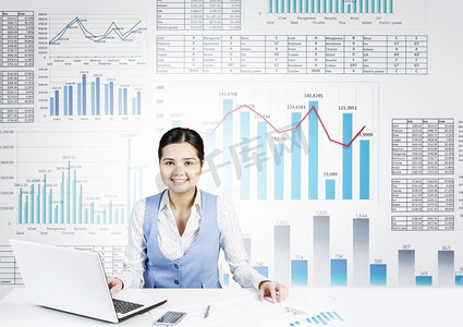 市场分析和报告。坐在桌上的女商人在后台操作笔记本电脑和信息图表