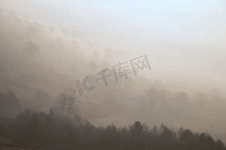 美丽的冬季日出风景图像的希望谷在山顶区在英格兰与云倒置和薄雾 