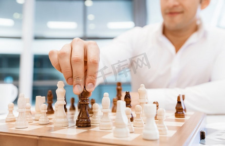 两个在办公室里下棋的商人。战略玩法