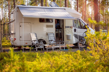 camper摄影照片_家庭度假旅行房车，房车度假，房车度假。