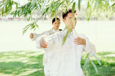 人们在公园里练太极拳。夏天人们在公园里练太极拳