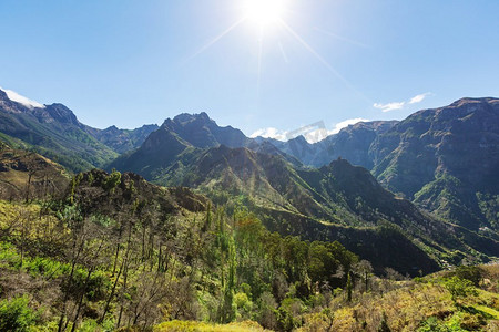 马摄影照片_葡萄牙马德拉的Pico Ruivo和Pico do Areeiro山峰