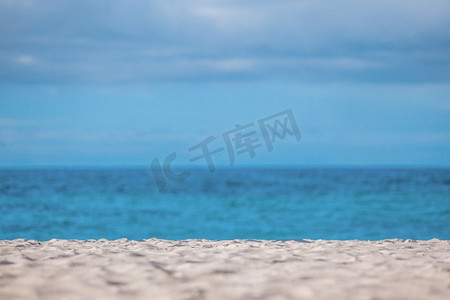 热带海摄影照片_美丽的海滩和热带海抽象散焦背景。美丽的海滩和热带海洋