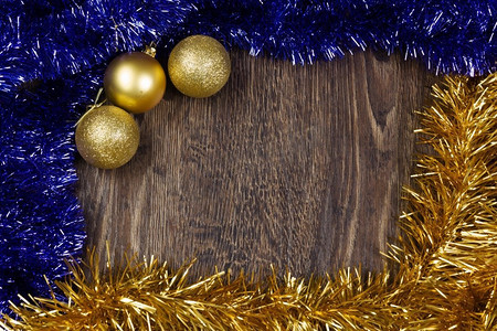 金属饰品摄影照片_圣诞背景。背景圣诞图案带有装饰球和金属饰品。文本的位置