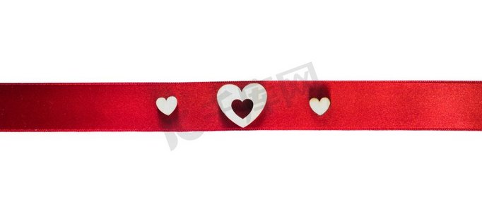 礼物丝带卡摄影照片_红色缎丝带与木心形状装饰隔绝在白色背景。丝带和心脏装饰白色