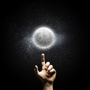 满月。男人&S用手指指着月亮