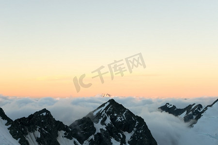 雪山。山景观与雪和清澈的蓝天