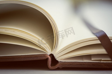 书打开形状摄影照片_合上打开的书页。已调..打开桌子上的书。关门了。
