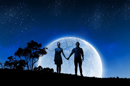 浪漫的情侣。站在月光下的年轻浪漫情侣的剪影