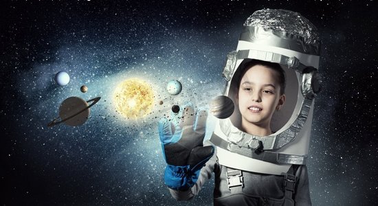 儿童宇宙摄影照片_我要探索太空。头戴纸盒头盔的可爱女孩梦想成为宇航员