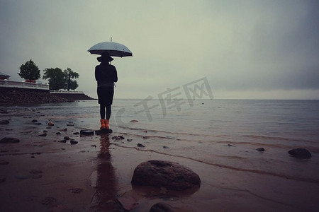 一个女人拿着一把伞在海上风雨中