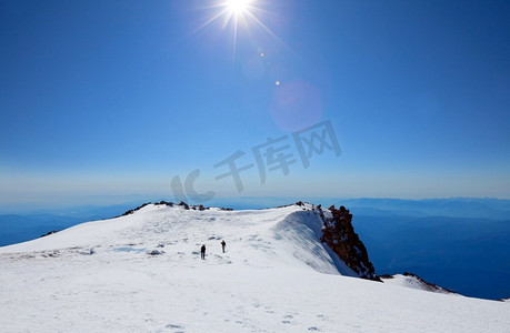 在高大的雪山中攀登