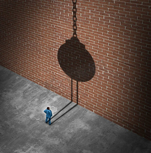 相信成功作为一个商人看着砖墙障碍投下破坏球的阴影作为成功的隐喻