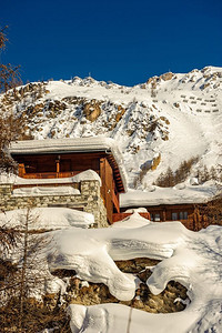 房屋山摄影照片_高山冬山风光。晴天，法国阿尔卑斯山被白雪覆盖。Vald&rsquo；伊斯雷尔，法国