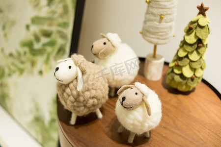 小羊摄影照片_装饰装饰品小羊玩偶茶几摄影图配图